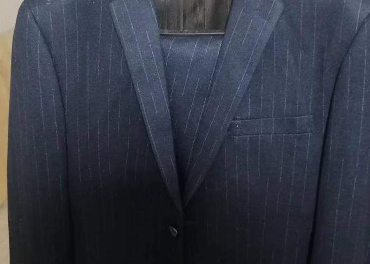 西装后面的开叉要不要剪开