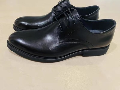 皮鞋买大一点还是小一点