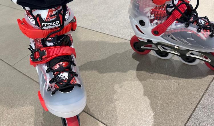 平花鞋和轮滑鞋的区别