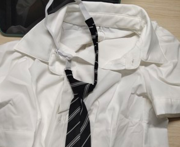 短袖打领带是不是很奇怪